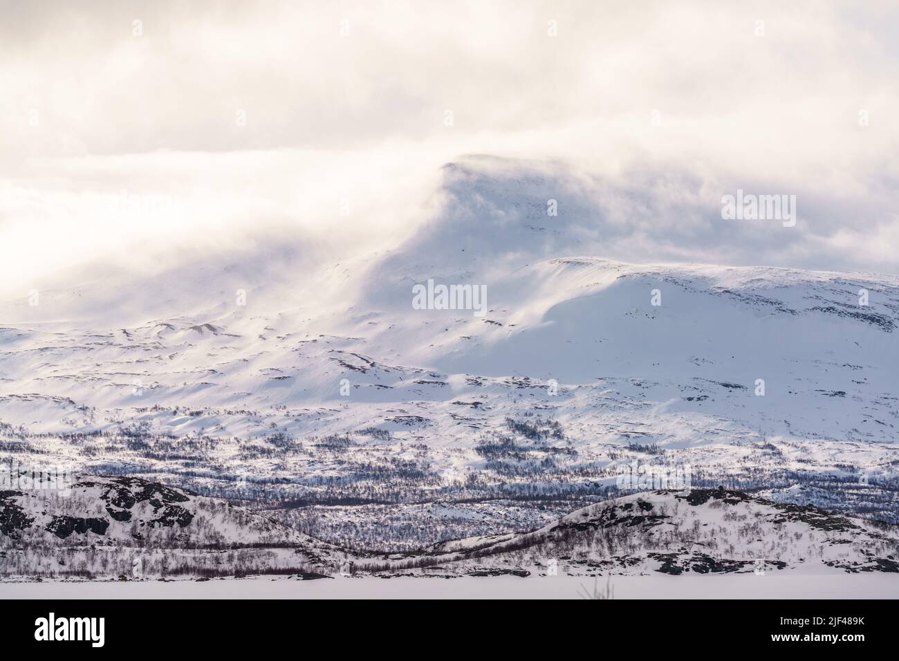 Winterlandschaft mit hohen Bergen mit Schnee und sonnigem Wetter im april, Stora sjöfallet Nationalpark, Schwedisch Lappland, Schweden Stockfoto