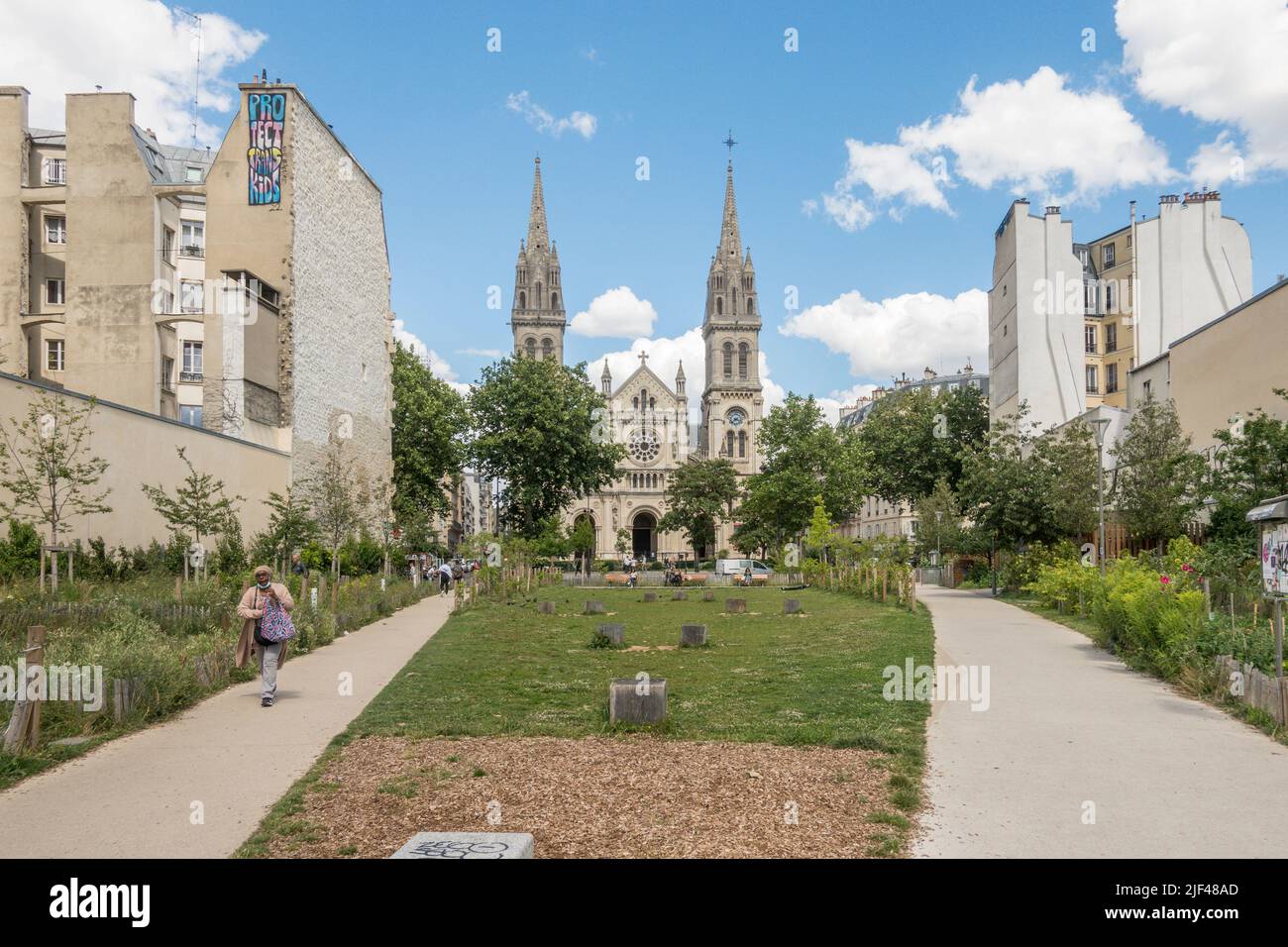 Jardin Truillot, Stadtpark im 11.. Arrondissement Paris, mit der Kirche Saint-Ambroise, Jardin Truillot, Paris, Frankreich. Stockfoto