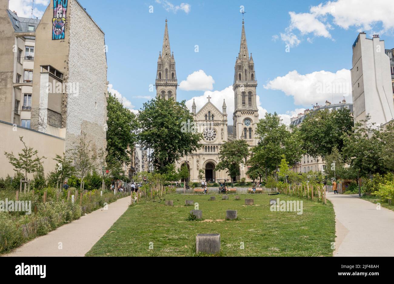 Jardin Truillot, Stadtpark im 11.. Arrondissement Paris, mit der Kirche Saint-Ambroise, Jardin Truillot, Paris, Frankreich. Stockfoto