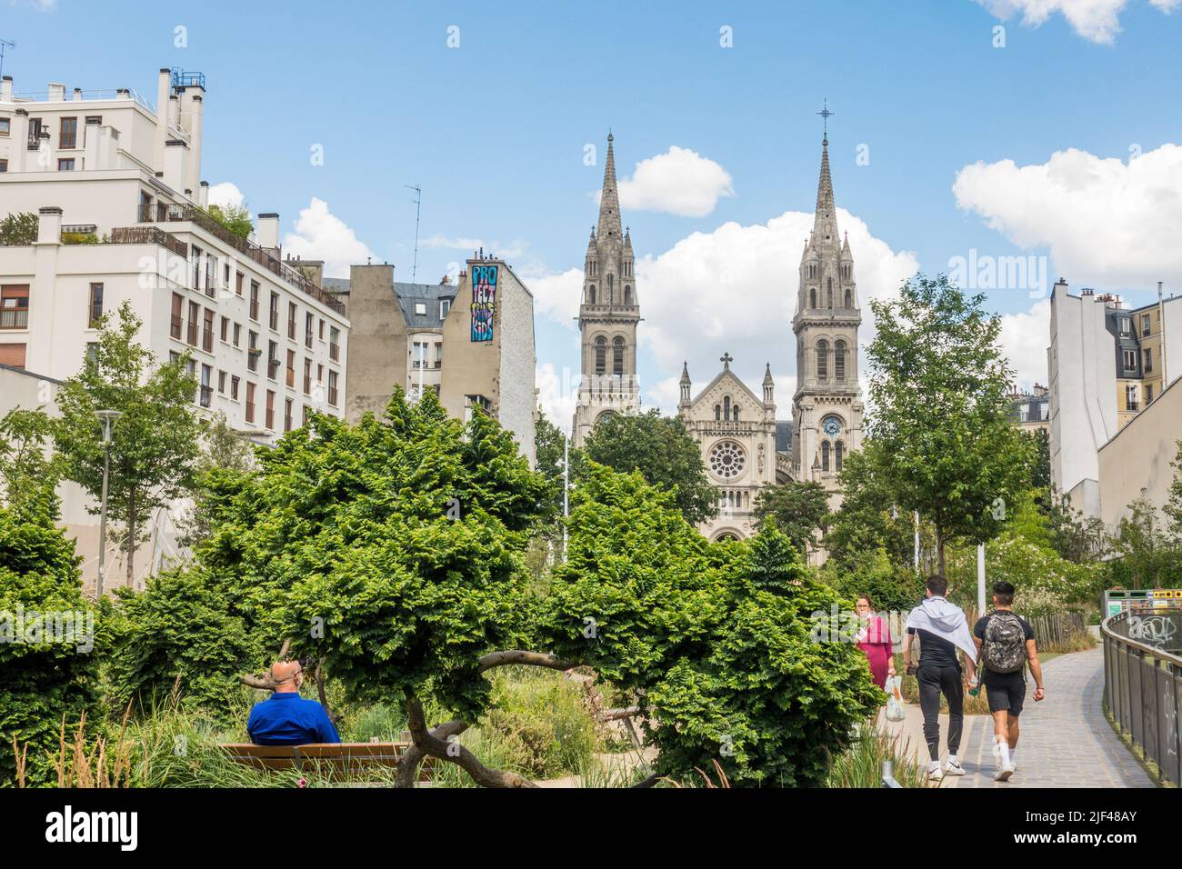 Jardin Truillot, Stadtpark im 11.. Arrondissement Paris, mit der Kirche Saint-Ambroise, Jardin Truillot, Paris, Frankreich. Stockfoto