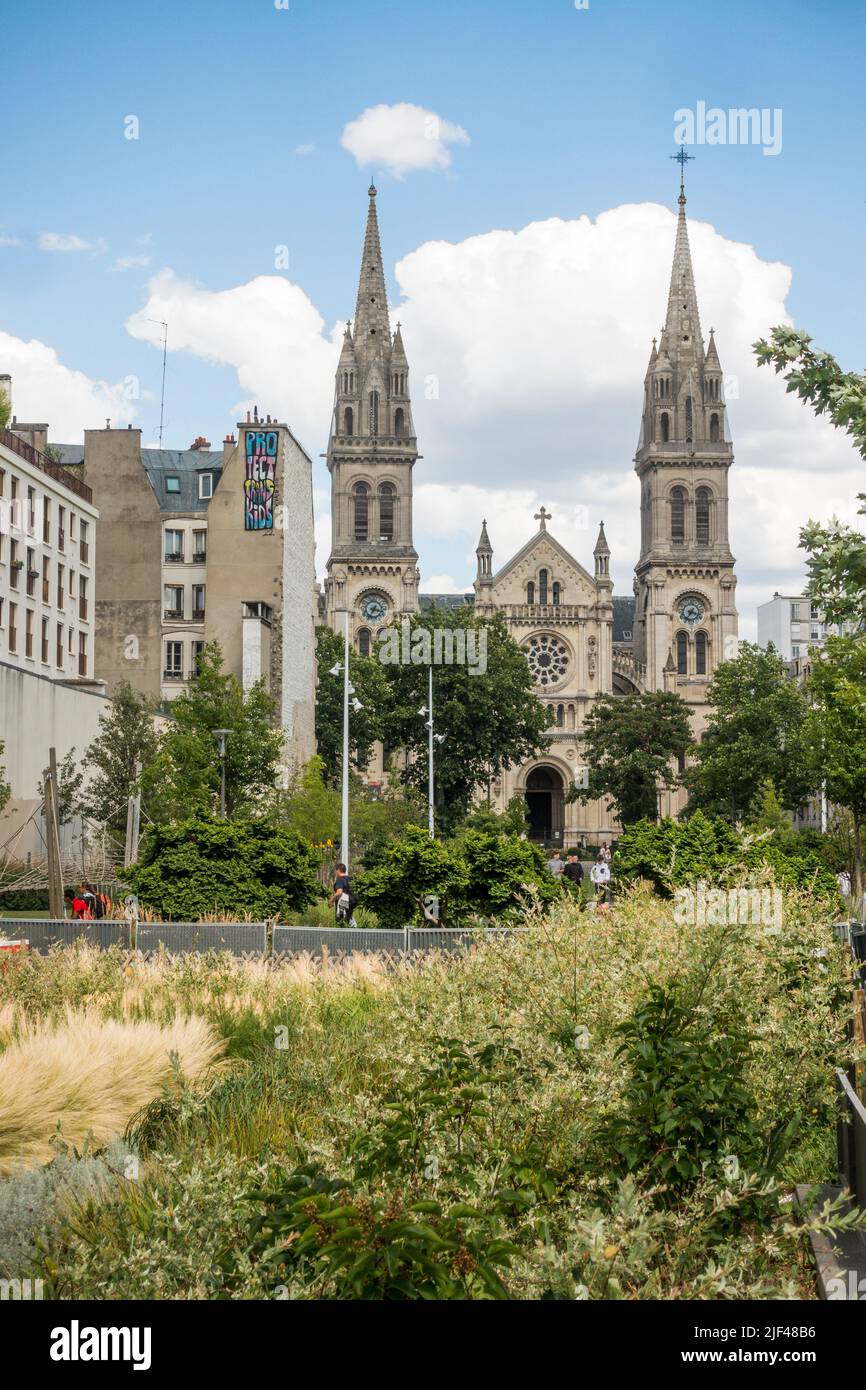 Jardin Truillot, Stadtpark im 11.. Arrondissement Paris, mit der Kirche Saint-Ambroise, Jardin Truillot, Paris, Frankreich. Stockfoto