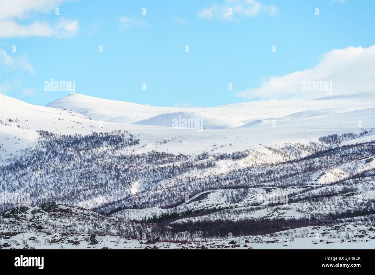 Winterlandschaft mit hohen Bergen mit Schnee und sonnigem Wetter im april, Stora sjöfallet Nationalpark, Schwedisch Lappland, Schweden Stockfoto