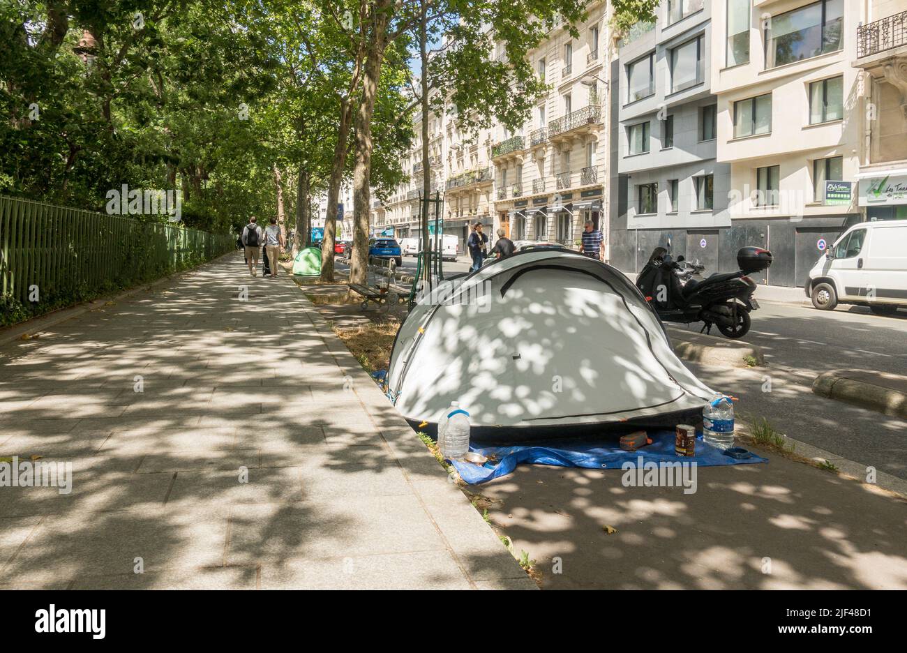 Obdachloser mit Zelt im Zentrum von Paris, Frankreich. Stockfoto
