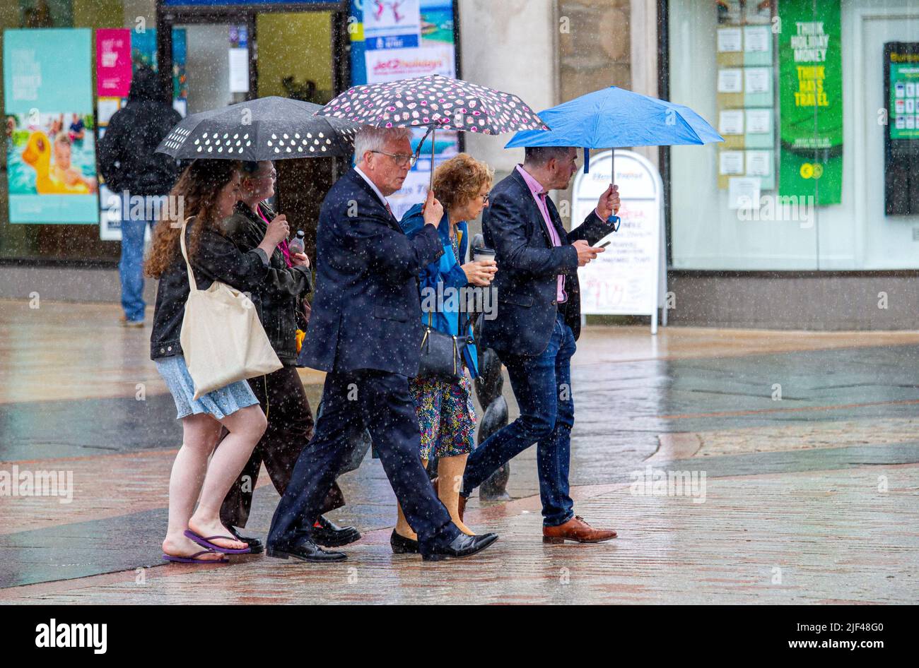 Dundee, Tayside, Schottland, Großbritannien. 29.. Juni 2022. Wetter in Großbritannien. Die Kombination aus unerwarteten, starken Regengüssen und Feuchtigkeit führte in bestimmten Gebieten Nordostschottlands zu Temperaturen von über 17 Grad Studenten der Dundee University und ihre Familien werden am Graduation Day von schweren, verstreuten Schauern auf dem City Square und der Caird Hall im Stadtzentrum von Dundee aus der Wache genommen. Kredit: Dundee Photographics/Alamy Live Nachrichten Stockfoto