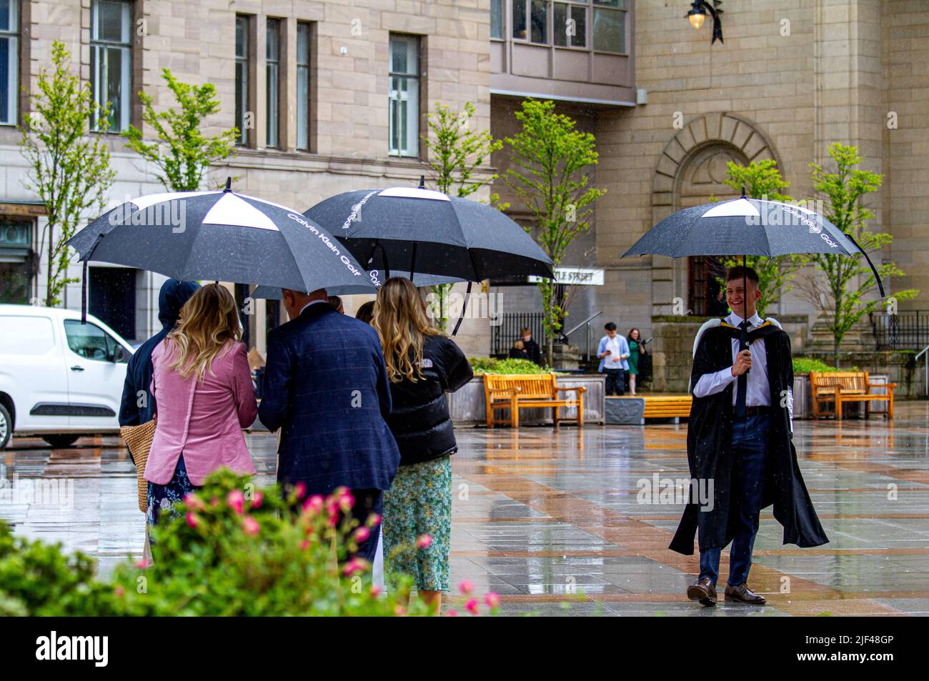 Dundee, Tayside, Schottland, Großbritannien. 29.. Juni 2022. Wetter in Großbritannien. Die Kombination aus unerwarteten, starken Regengüssen und Feuchtigkeit führte in bestimmten Gebieten Nordostschottlands zu Temperaturen von über 17 Grad Studenten der Dundee University und ihre Familien werden am Graduation Day von schweren, verstreuten Schauern auf dem City Square und der Caird Hall im Stadtzentrum von Dundee aus der Wache genommen. Kredit: Dundee Photographics/Alamy Live Nachrichten Stockfoto