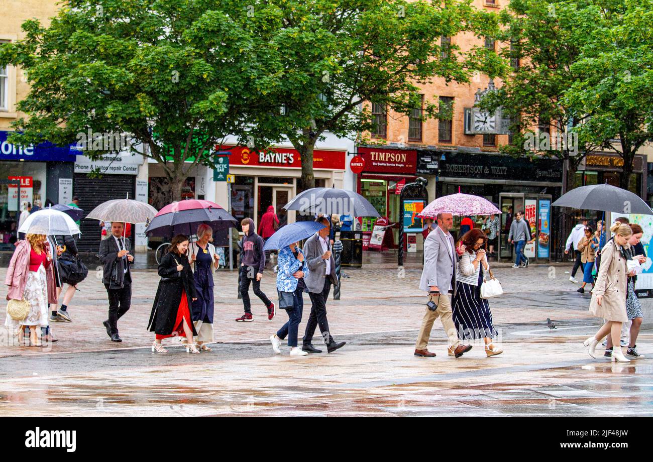 Dundee, Tayside, Schottland, Großbritannien. 29.. Juni 2022. Wetter in Großbritannien. Die Kombination aus unerwarteten, starken Regengüssen und Feuchtigkeit führte in bestimmten Gebieten Nordostschottlands zu Temperaturen von über 17 Grad Studenten der Dundee University und ihre Familien werden am Graduation Day von schweren, verstreuten Schauern auf dem City Square und der Caird Hall im Stadtzentrum von Dundee aus der Wache genommen. Kredit: Dundee Photographics/Alamy Live Nachrichten Stockfoto