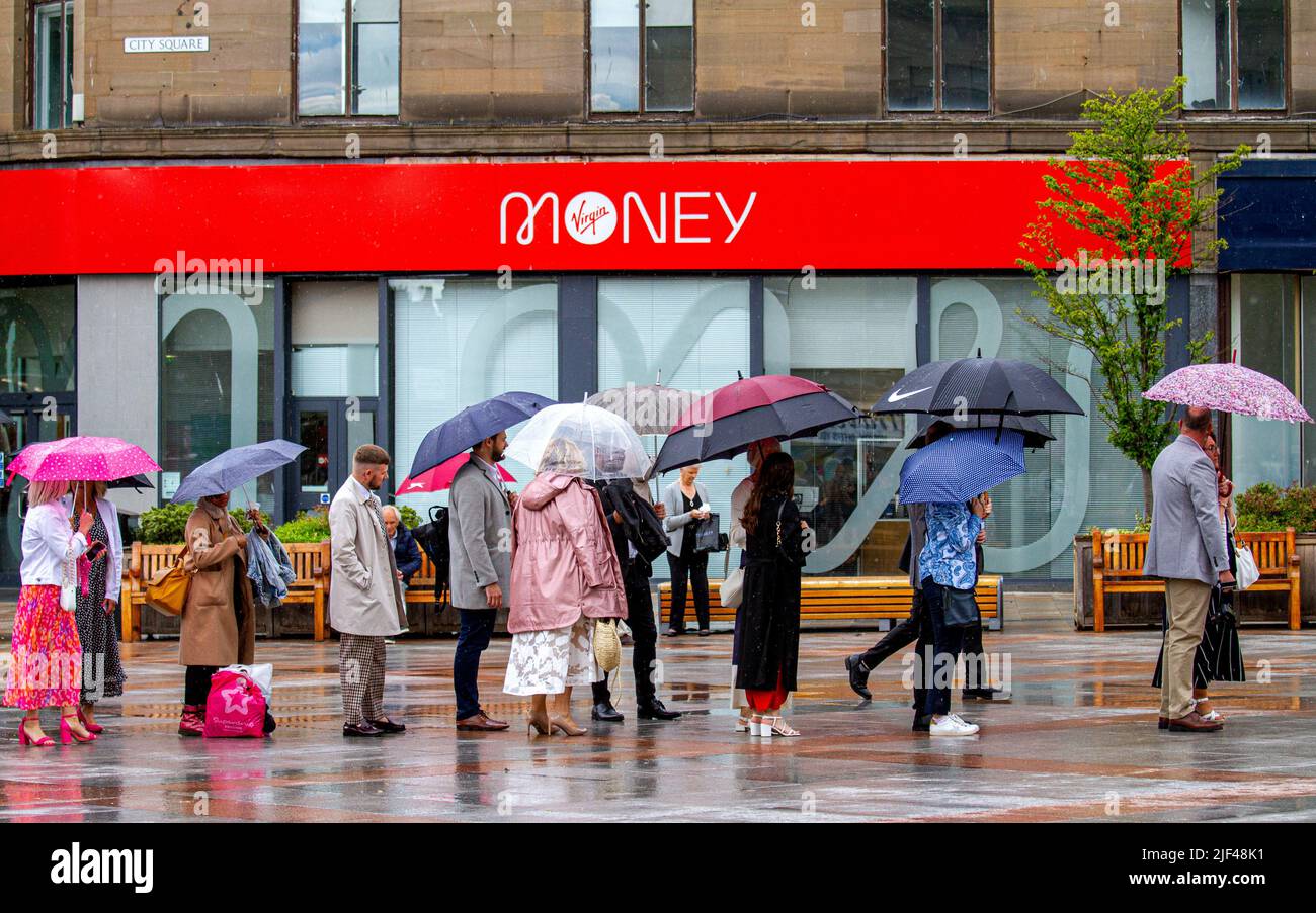 Dundee, Tayside, Schottland, Großbritannien. 29.. Juni 2022. Wetter in Großbritannien. Die Kombination aus unerwarteten, starken Regengüssen und Feuchtigkeit führte in bestimmten Gebieten Nordostschottlands zu Temperaturen von über 17 Grad Studenten der Dundee University und ihre Familien werden am Graduation Day von schweren, verstreuten Schauern auf dem City Square und der Caird Hall im Stadtzentrum von Dundee aus der Wache genommen. Kredit: Dundee Photographics/Alamy Live Nachrichten Stockfoto