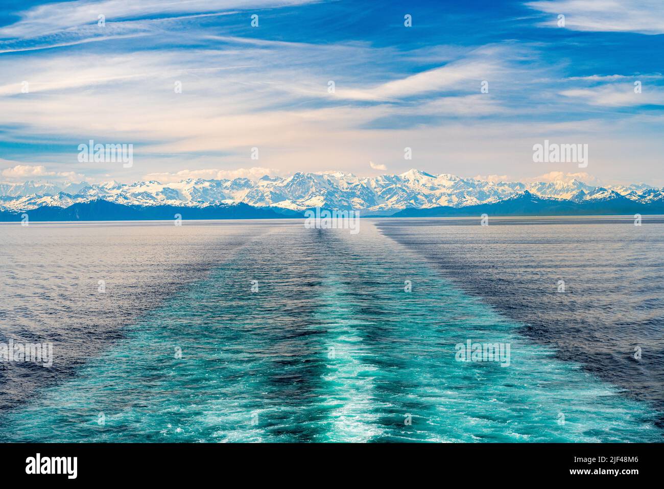 Wachen Sie von einem Schiff auf, das vom Prince William Sound und der Stadt Valdez in Alaska abfährt Stockfoto