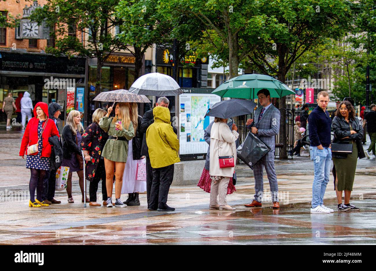 Dundee, Tayside, Schottland, Großbritannien. 29.. Juni 2022. Wetter in Großbritannien. Die Kombination aus unerwarteten, starken Regengüssen und Feuchtigkeit führte in bestimmten Gebieten Nordostschottlands zu Temperaturen von über 17 Grad Studenten der Dundee University und ihre Familien werden am Graduation Day von schweren, verstreuten Schauern auf dem City Square und der Caird Hall im Stadtzentrum von Dundee aus der Wache genommen. Kredit: Dundee Photographics/Alamy Live Nachrichten Stockfoto