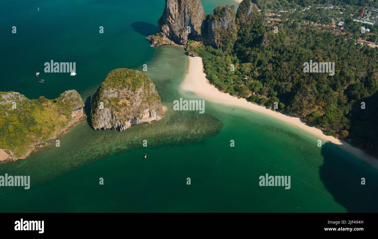 Luftaufnahme der großen Kalksteininsel Phra Nang Beach in Krabi, Thailand Stockfoto