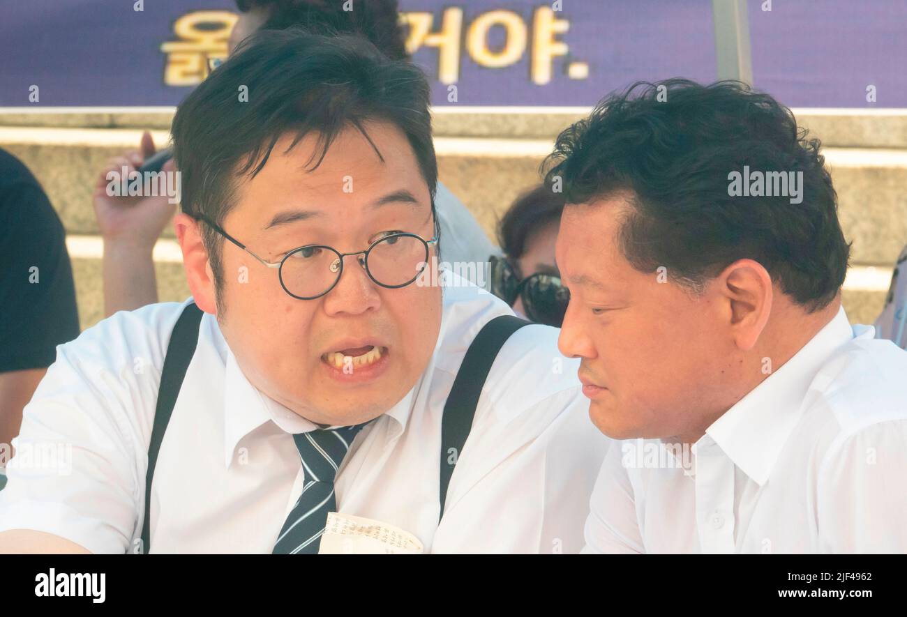 Kim Yong-Min, 25. Juni 2022: Die progressive politische Nationalfee Kim Yong-Min (L) aus Südkorea nimmt an einer Kundgebung Teil, bei der der südkoreanische Präsident Yoon Suk-Yeol und die First Lady Kim Keon-Hee in Seoul, Südkorea, zum Rücktritt aufforderten. (Foto von Lee Jae-won/AFLO) (SÜDKOREA) Stockfoto Kim Yong-Min, 25. Juni 2022: Die progressive politische Nationalfee Kim Yong-Min (L) aus Südkorea nimmt an einer Kundgebung Teil, bei der der südkoreanische Präsident Yoon Suk-Yeol und die First Lady Kim Keon-Hee in Seoul, Südkorea, zum Rücktritt aufforderten. (Foto von Lee Jae-won/AFLO) (SÜDKOREA) Stockfoto