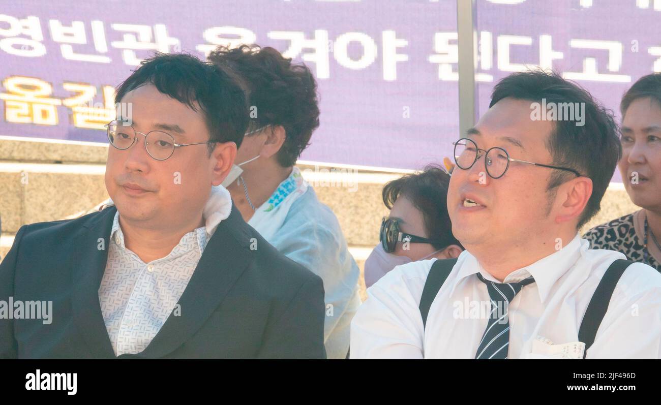 (L-R) Byun Hee-Jae und Kim Yong-Min, 25. Juni 2022 : die konservative südkoreanische Politikkommentatorin Byun Hee-Jae und der progressive politische Experte Kim Yong-Min nehmen an einer Kundgebung Teil, bei der der Rücktritt des südkoreanischen Präsidenten Yoon Suk-Yeol und der First Lady Kim Keon-Hee in Seoul, Südkorea, gefordert wird. (Foto von Lee Jae-won/AFLO) (SÜDKOREA) Stockfoto (L-R) Byun Hee-Jae und Kim Yong-Min, 25. Juni 2022 : die konservative südkoreanische Politikkommentatorin Byun Hee-Jae und der progressive politische Experte Kim Yong-Min nehmen an einer Kundgebung Teil, bei der der Rücktritt des südkoreanischen Präsidenten Yoon Suk-Yeol und der First Lady Kim Keon-Hee in Seoul, Südkorea, gefordert wird. (Foto von Lee Jae-won/AFLO) (SÜDKOREA) Stockfoto