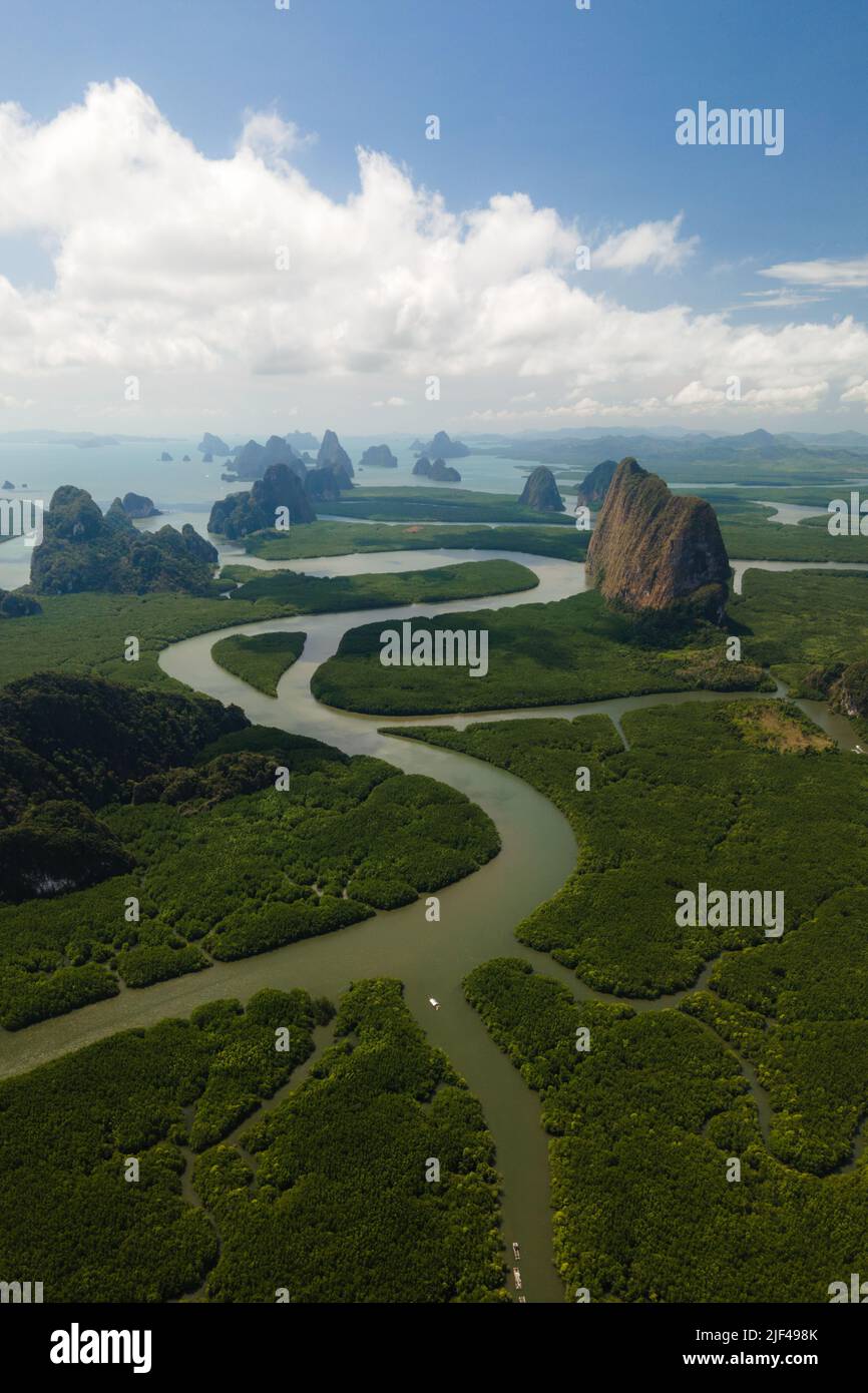 Luftaufnahme eines swingenden Flusses durch eine Reihe von Kalksteinen in der Phang Nga Bay Stockfoto