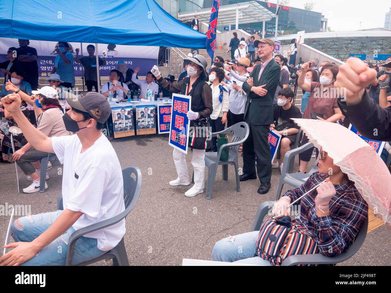 Kundgebung mit der Forderung nach dem Rücktritt des südkoreanischen Präsidenten Yoon, 25. Juni 2022: Die Menschen nehmen an einer Kundgebung mit der Forderung nach dem Rücktritt des südkoreanischen Präsidenten Yoon Suk-Yeol und der First Lady Kim Keon-Hee in Seoul, Südkorea, Teil. (Foto von Lee Jae-won/AFLO) (SÜDKOREA) Stockfoto Kundgebung mit der Forderung nach dem Rücktritt des südkoreanischen Präsidenten Yoon, 25. Juni 2022: Die Menschen nehmen an einer Kundgebung mit der Forderung nach dem Rücktritt des südkoreanischen Präsidenten Yoon Suk-Yeol und der First Lady Kim Keon-Hee in Seoul, Südkorea, Teil. (Foto von Lee Jae-won/AFLO) (SÜDKOREA) Stockfoto