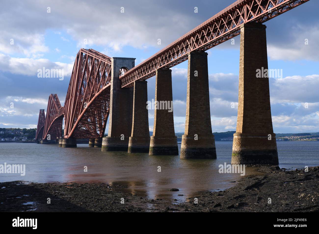 Forth Bridge, eine spätviktorianische Eisenbahnbrücke über den Firth of Forth, Schottland, ist heute ein Weltkulturerbe Stockfoto