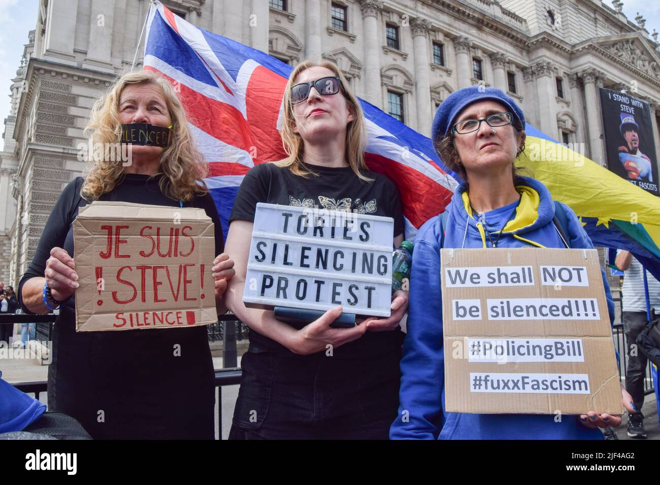 London, Großbritannien. 29.. Juni 2022. Demonstranten versammelten sich am Tag, nachdem er sein Soundsystem von der Polizei beschlagnahmt hatte, als der Gesetzentwurf für Polizei, Kriminalität, Verurteilung und Gerichte in Großbritannien in Kraft trat, in Solidarität mit dem Anti-Brexit-Aktivisten Steve Bray, der „laute“ Proteste einschränkte und aus Protest gegen die Beschränkungen protestierte. Die Demonstranten spielten laute Musik auf einem neuen Soundsystem. Kredit: Vuk Valcic/Alamy Live Nachrichten Stockfoto