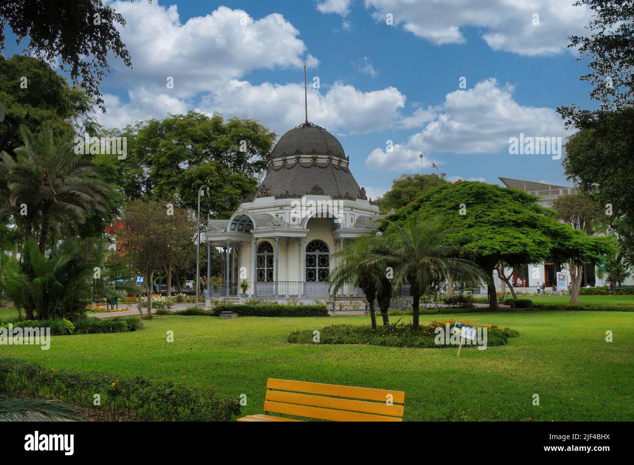 Der LIMA Exposition Park geht auf die Internationale Ausstellung von Lima aus dem Jahr 1900 zurück. Eine schöne Grünfläche im Zentrum der Hauptstadt von Peru Stockfoto
