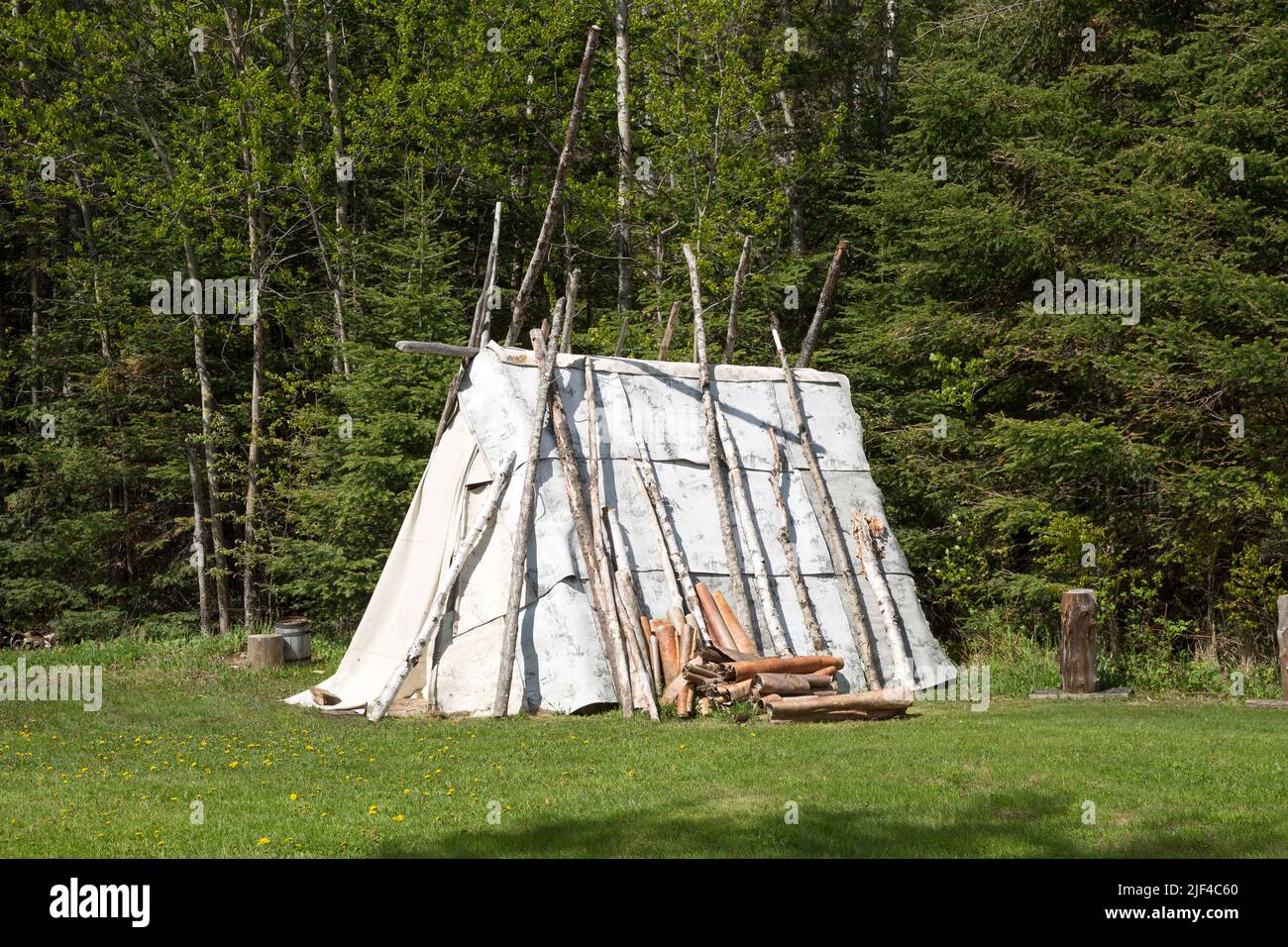 Eine Nachbildung einer Birkenrinde und einer zeltartigen Struktur aus Segeltuch am historischen Grand Portage National Monument im Norden von Minnesota, USA Stockfoto