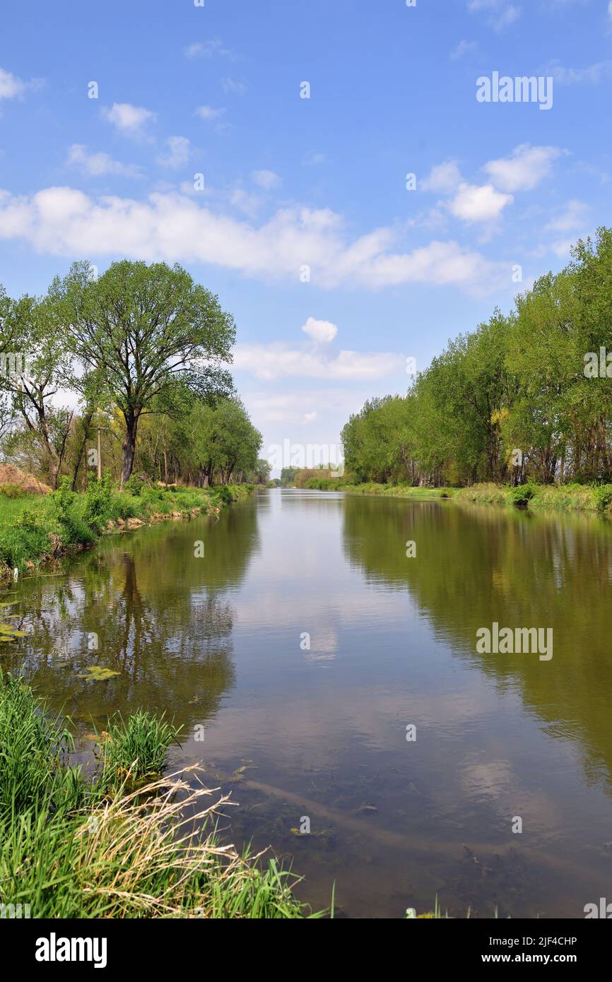 Annawan, Illinois, USA. Das Wasser des Hennepin-Kanals spiegelt die Bäume entlang seiner Ufer wider, während es durch einen ländlichen Abschnitt des nordwestlichen Illinois fließt. Stockfoto
