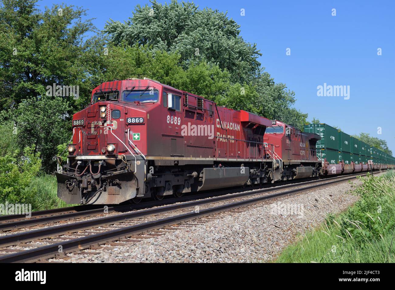 Bartlett, Illinois, USA. Die Lokomotiven der Canadian Pacific Railway bewegen einen intermodalen Güterzug durch den Nordosten von Illinois, der nach Iowa bestimmt ist. Stockfoto