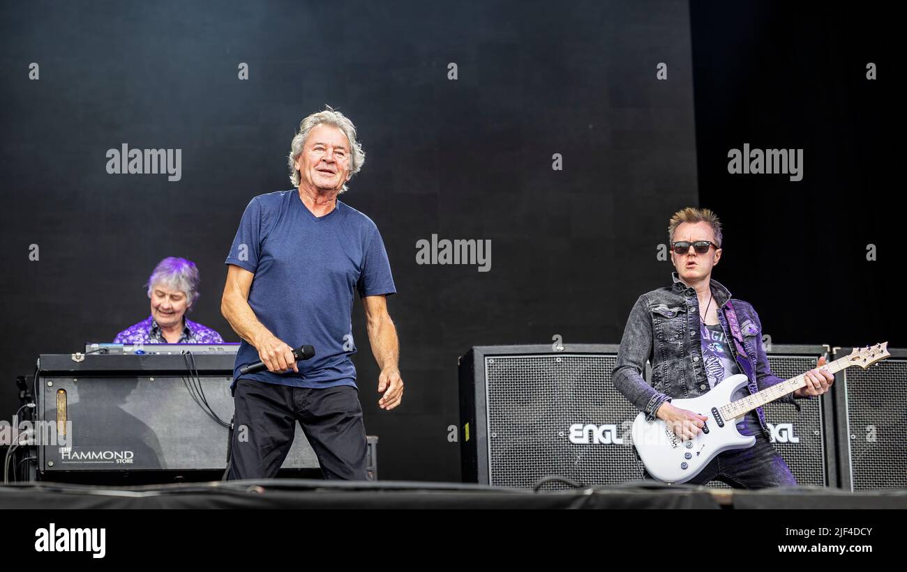 Oslo, Norwegen. 25., Juni 2022. Die englische Rockband Deep Purple spielt ein Live-Konzert während des norwegischen Musikfestivals Tons of Rock 2022 in Oslo. Hier ist Sänger und Songwriter Ian Gillan live auf der Bühne mit Gitarrist Simon McBride zu sehen. (Foto: Gonzales Photo - Terje Dokken). Stockfoto