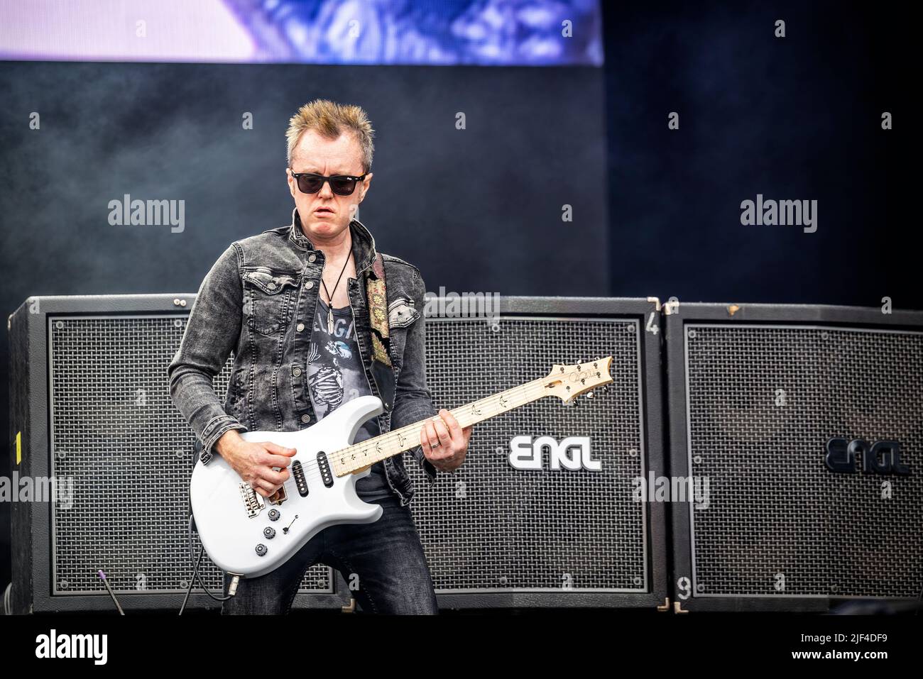 Oslo, Norwegen. 25., Juni 2022. Die englische Rockband Deep Purple spielt ein Live-Konzert während des norwegischen Musikfestivals Tons of Rock 2022 in Oslo. Hier ist Gitarrist Simon McBride live auf der Bühne zu sehen. (Foto: Gonzales Photo - Terje Dokken). Stockfoto