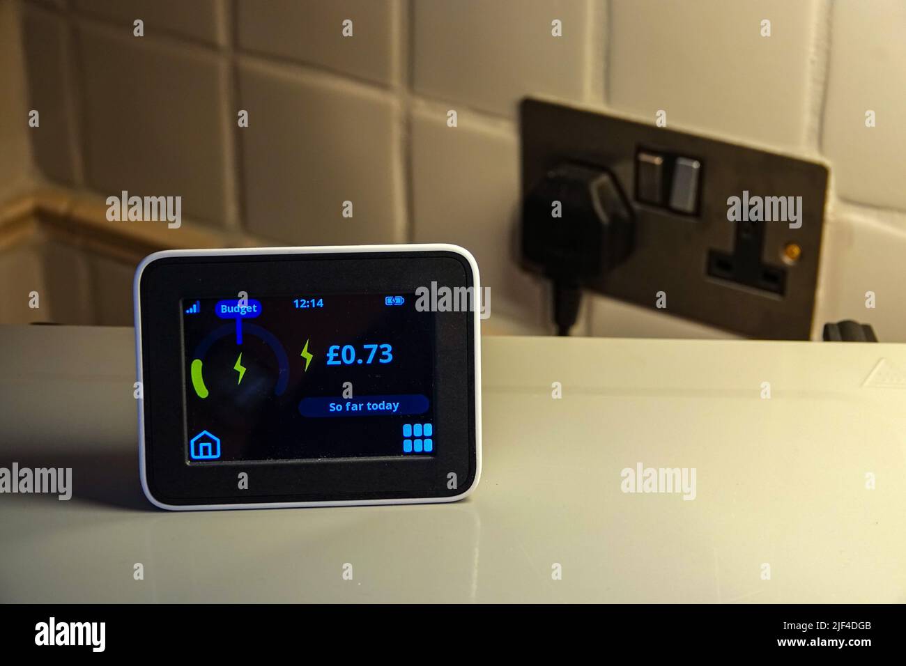 Ein Strom-Smart-Meter, Überprüfung des Stromverbrauchs, Großbritannien Stockfoto