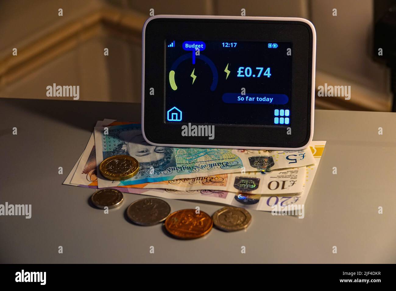 Ein Strom-Smart-Meter, Überprüfung des Stromverbrauchs, Großbritannien Stockfoto