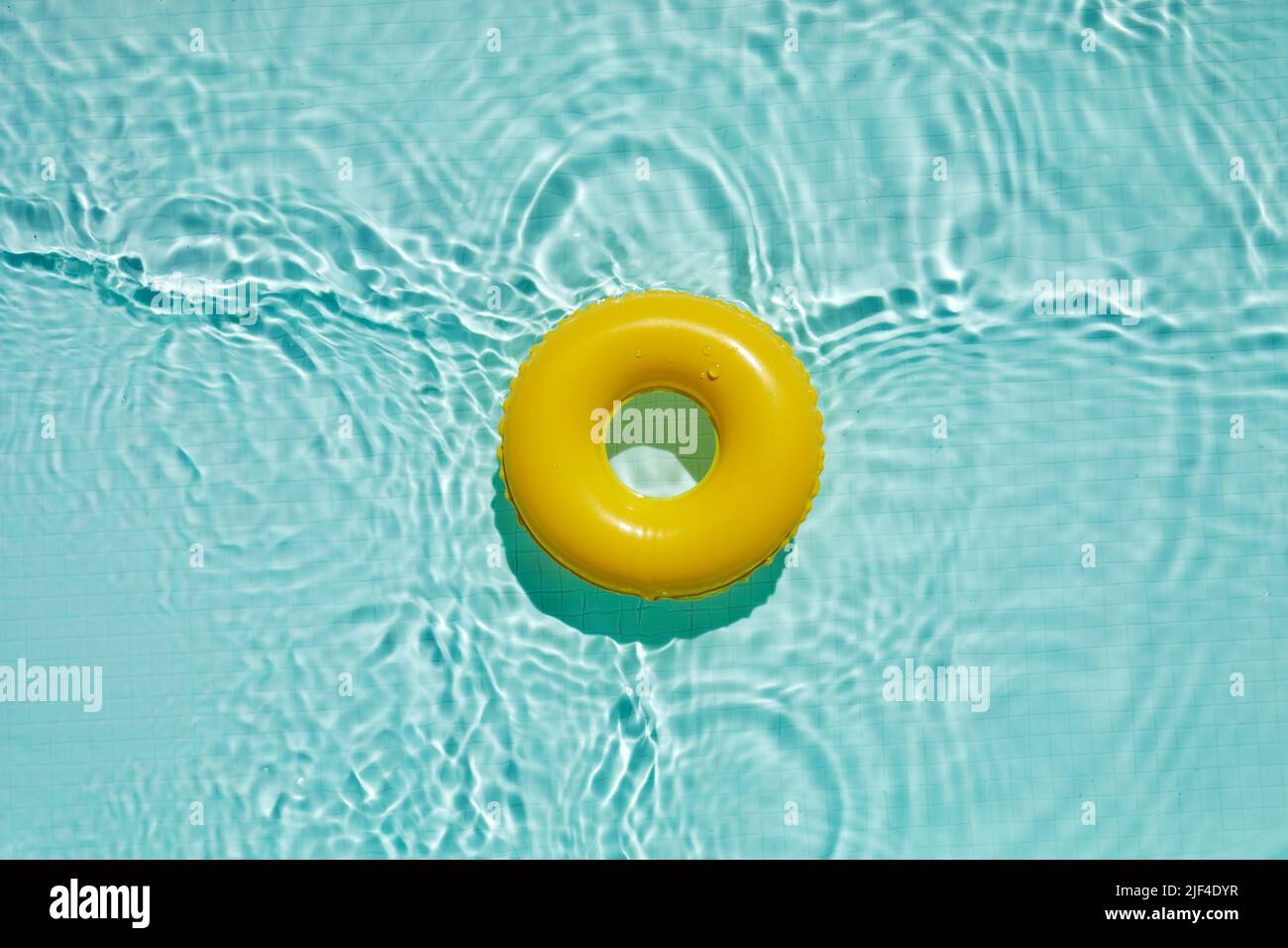 Swimmingpool, Blick von oben im Hintergrund. Wasser ringelt im Wasser Stockfoto