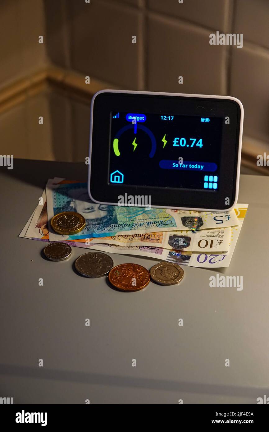 Ein Strom-Smart-Meter, Überprüfung des Stromverbrauchs, Großbritannien Stockfoto