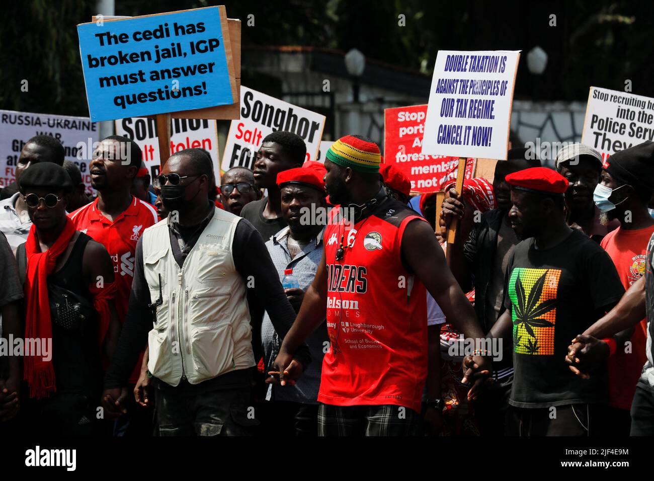 Ghanaer marschieren am zweiten Tag der Proteste gegen die jüngsten wirtschaftlichen Schwierigkeiten in Accra, Ghana, am 29. Juni 2022 auf die Straße. REUTERS/Francis Kokoroko Stockfoto