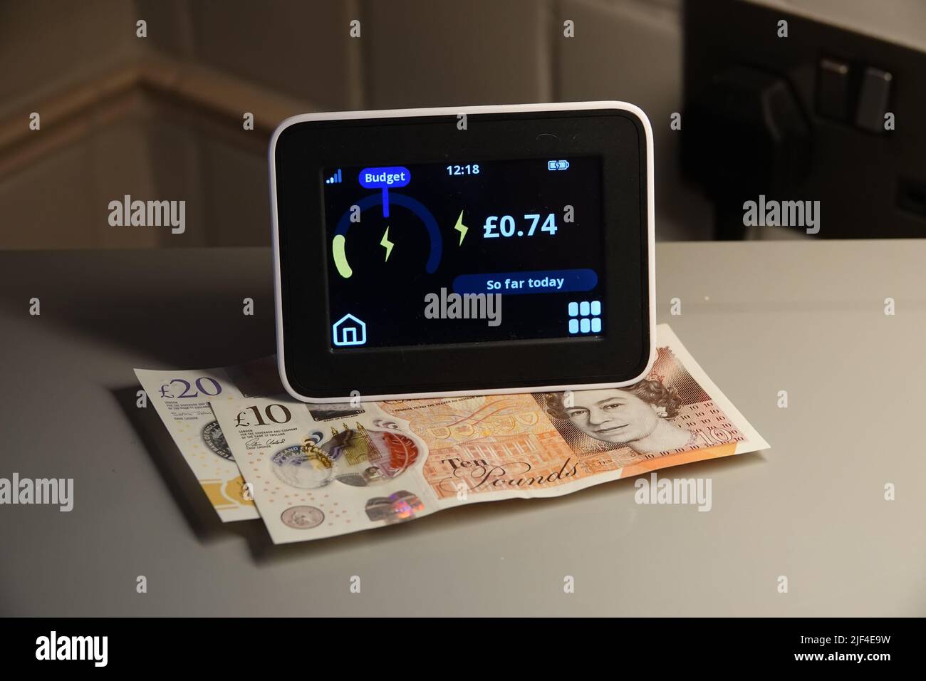 Ein Strom-Smart-Meter, mit Steckdose, Überprüfung des Stromverbrauchs, Großbritannien Stockfoto