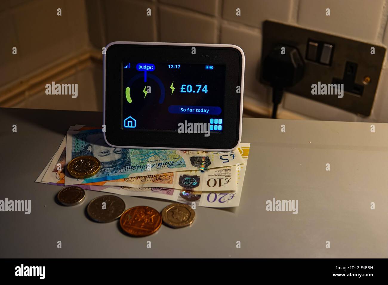 Ein Strom-Smart-Meter, mit Steckdose, Überprüfung des Stromverbrauchs, Großbritannien Stockfoto