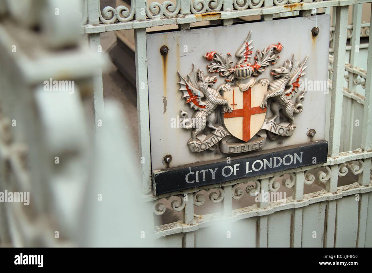 Geschnitzte Gedenktafel des Wappens der Stadt London, geschnitzt mit Domine Dirige Nos, Lord Guide US UK Stockfoto