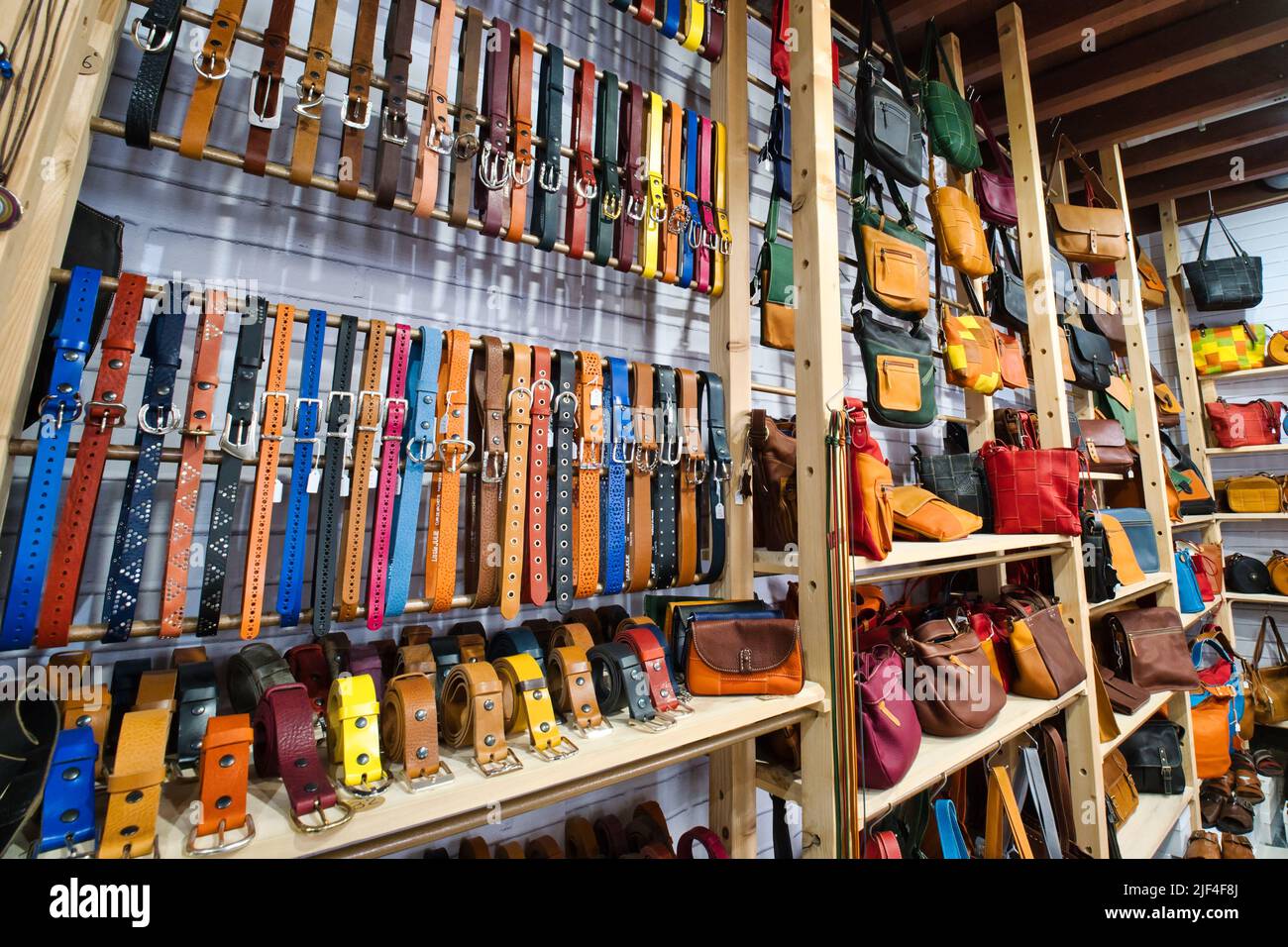 Innenansicht eines touristischen Shops von Lederprodukten in Carcassonne Stockfoto