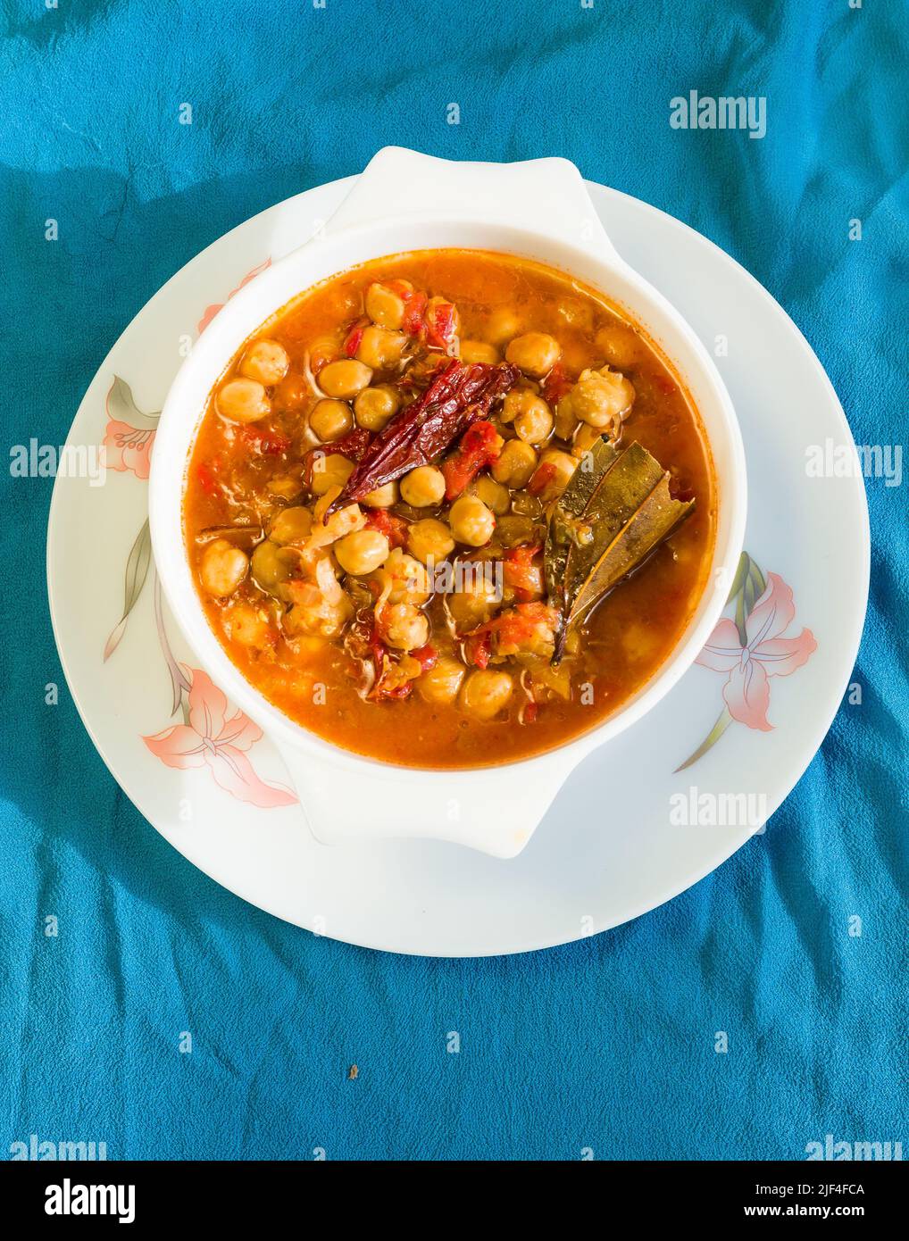 Chana Masala oder Kabuli Chana oder Chole oder Choley ist ein indisches Punjabi-Gericht oder Beilage mit in Zwiebel und Tomatensauce sautierten Chickpea. Stockfoto