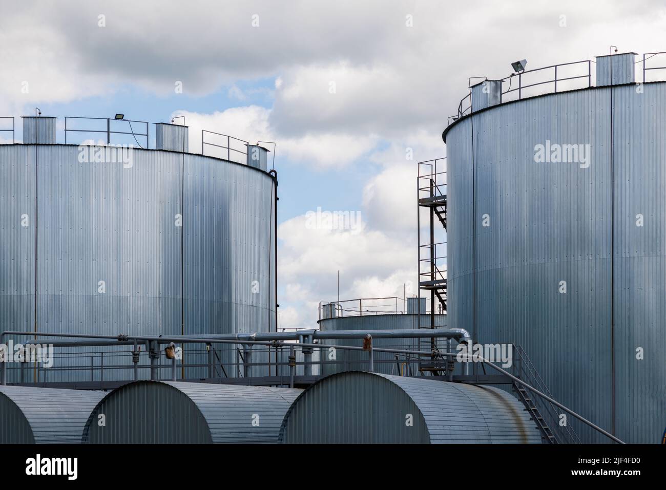 Oberirdische, wärmegedämmte zylindrische Bitumenlagertanks. Stockfoto