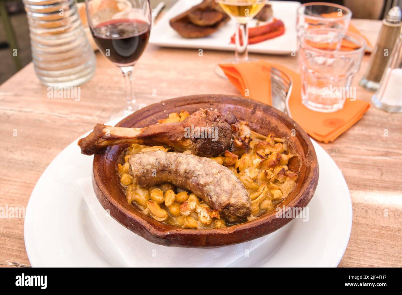 Nahaufnahme eines typischen französischen Gerichts: Cassoulet ein köstliches und nahrhaftes Gericht Stockfoto