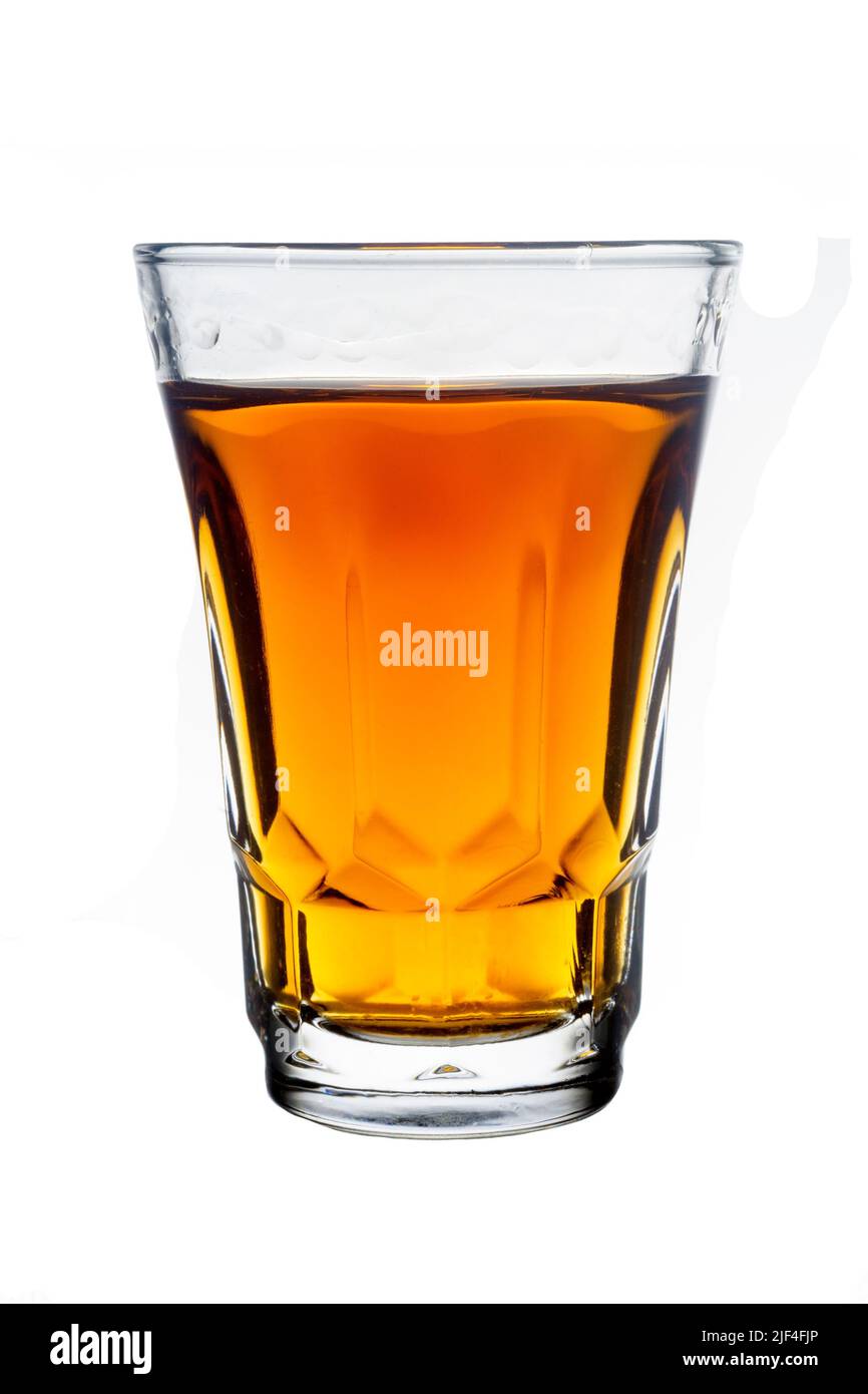 Cocktailglas mit Brandy oder Whiskey - Small Shot. Isoliert auf weißem Hintergrund Stockfoto