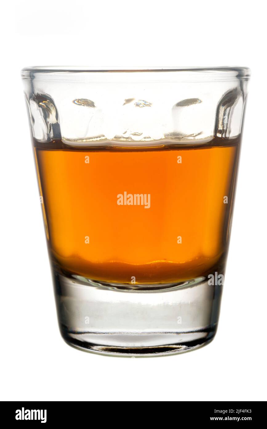 Cocktailglas mit Brandy oder Whiskey - Small Shot. Isoliert auf weißem Hintergrund. Stockfoto