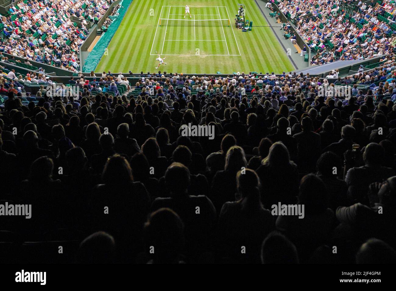 Allgemeine Spielansicht während Andy Murray gegen John Isner am dritten Tag der Wimbledon Championships 2022 beim All England Lawn Tennis and Croquet Club in Wimbledon. Bilddatum: Mittwoch, 29. Juni 2022. Stockfoto