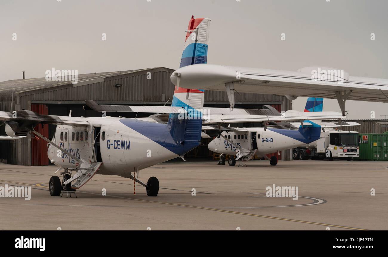 Lands End Airport, St Just, Cornwall, England. VEREINIGTES KÖNIGREICH. Skybus-Flugzeuge parkten auf dem Flughafen aufgrund von schlechtem Wetter und konnten nicht fliegen. Stockfoto