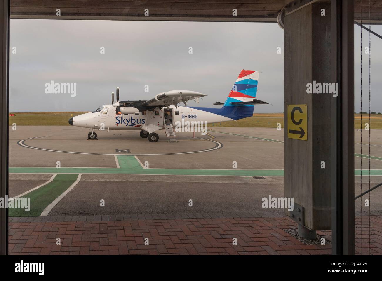 Lands End Airport, St Just, Cornwall, England. VEREINIGTES KÖNIGREICH. Grün gestrichene Fußgängerbrücke zum Flugzeug vom Terminalgebäude. Stockfoto