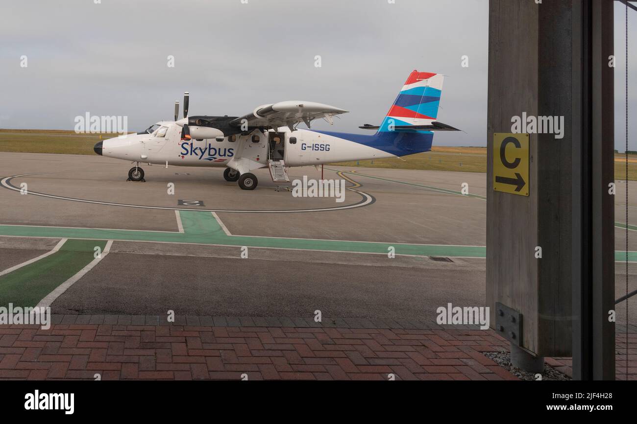 Lands End Airport, St Just, Cornwall, England. VEREINIGTES KÖNIGREICH. Grün gestrichene Fußgängerbrücke zum Flugzeug vom Terminalgebäude. Stockfoto