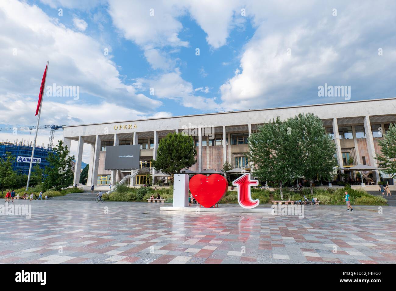 Tirana, Albanien - Juni 2022: Opernhaus am Skanderbeg-Platz, im Zentrum von Tirana, der Hauptstadt Albaniens. Das Opernhaus ist ein Wahrzeichen von Tirana Stockfoto