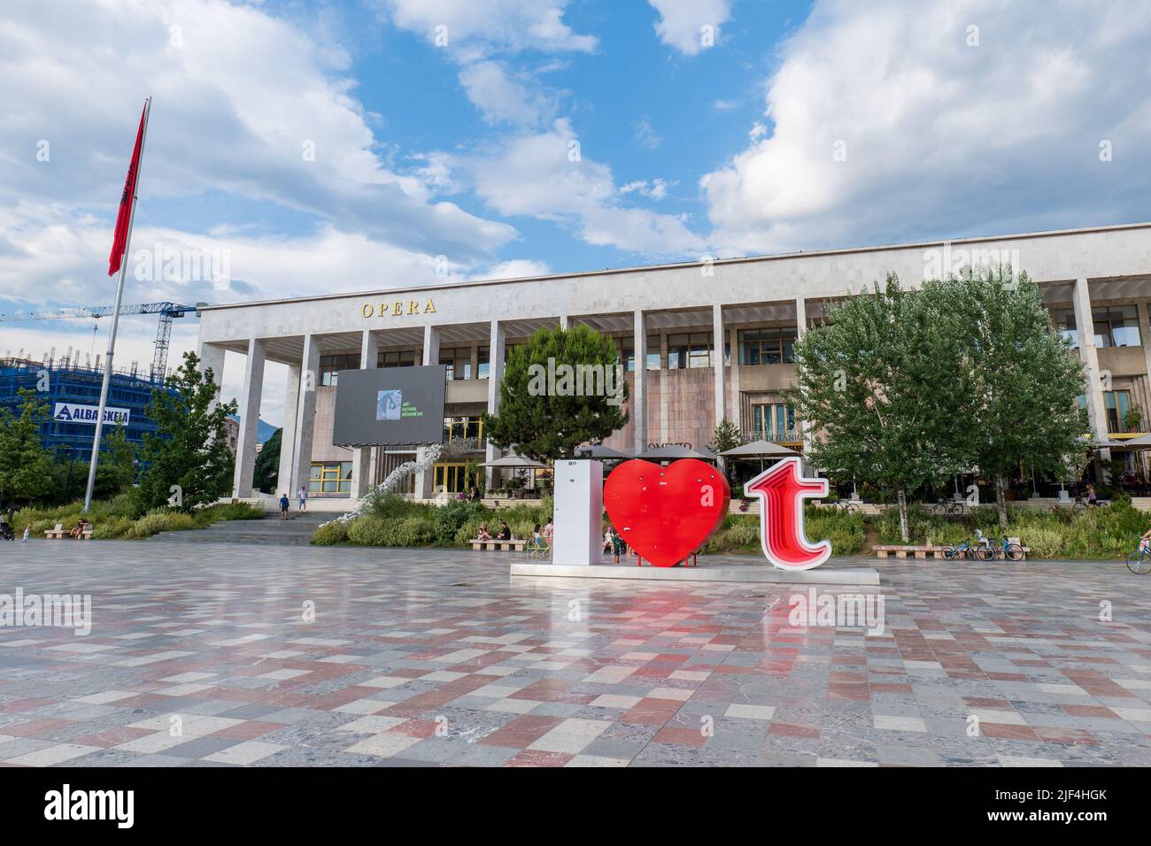 Tirana, Albanien - Juni 2022: Opernhaus am Skanderbeg-Platz, im Zentrum von Tirana, der Hauptstadt Albaniens. Das Opernhaus ist ein Wahrzeichen von Tirana Stockfoto