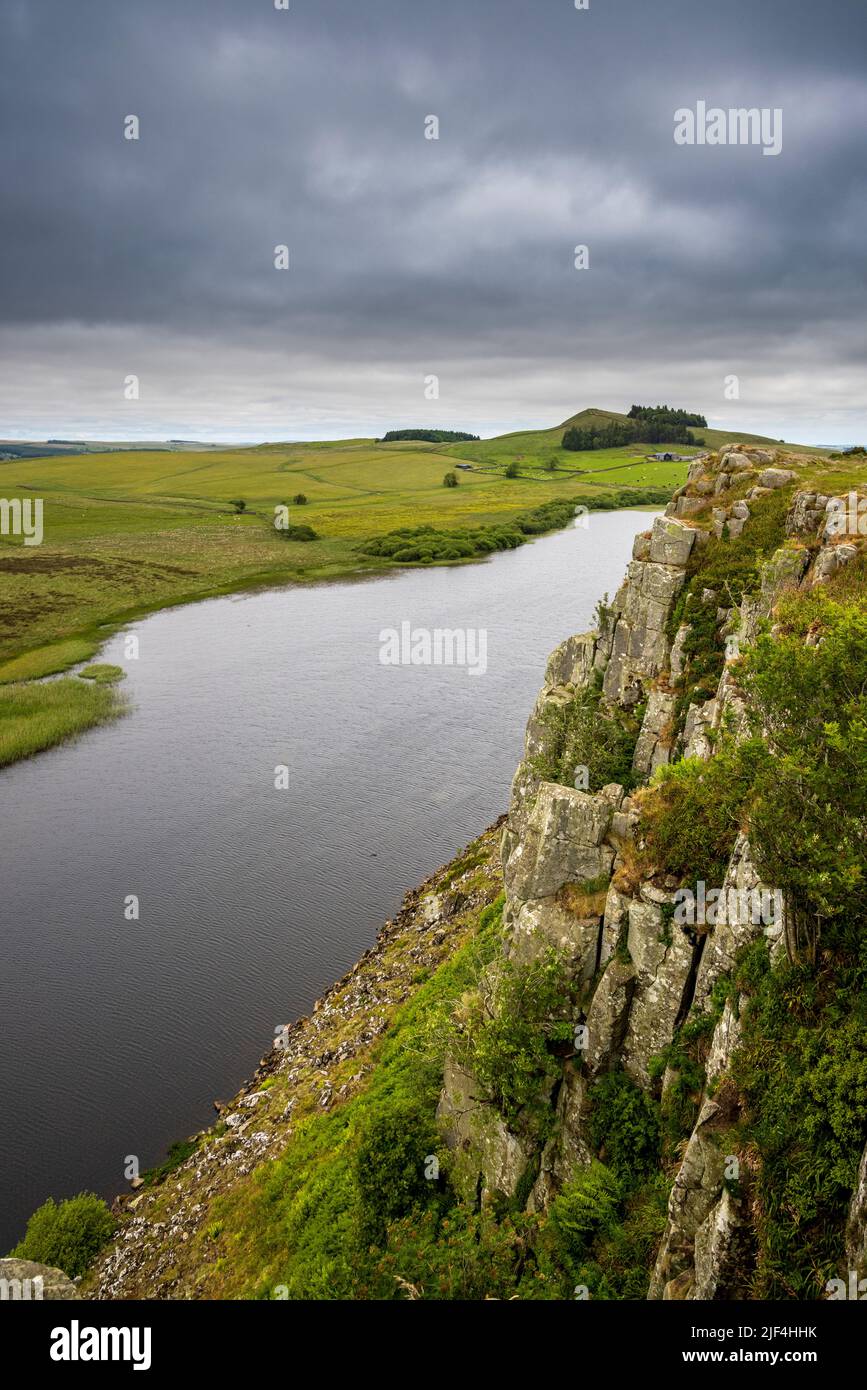 Nach Osten entlang Hadrians Wall Path auf den Steel Rigg Crags mit Crag Lough below, Northumberland, England Stockfoto