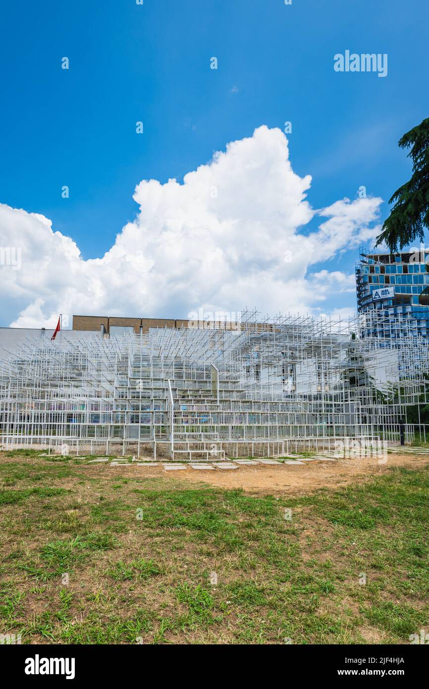 Tirana, Albanien - Juni 2022: Die Kunstinstallation Cloud im Zentrum von Tirana, Albanien. Die Wolke ist eines der neuen kulturellen Wahrzeichen Tiranas Stockfoto