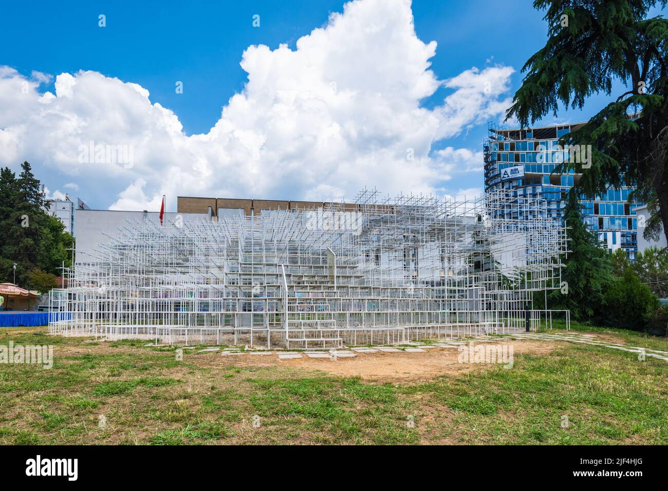 Tirana, Albanien - Juni 2022: Die Kunstinstallation Cloud im Zentrum von Tirana, Albanien. Die Wolke ist eines der neuen kulturellen Wahrzeichen Tiranas Stockfoto