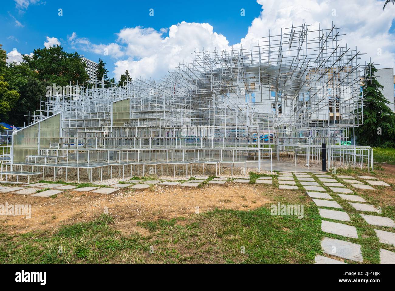 Tirana, Albanien - Juni 2022: Die Kunstinstallation Cloud im Zentrum von Tirana, Albanien. Die Wolke ist eines der neuen kulturellen Wahrzeichen Tiranas Stockfoto